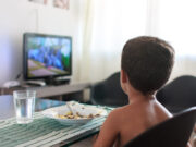 Publicité pour la malbouffe à la tv : les enfants trop exposés
