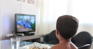 Publicité pour la malbouffe à la tv : les enfants trop exposés