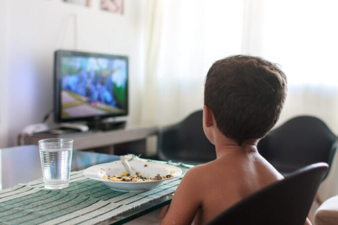 Publicité pour la malbouffe à la tv : les enfants trop exposés