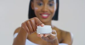 Les crèmes de jour développent un composé cancérigène en vieillissant