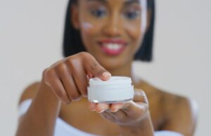 Les crèmes de jour développent un composé cancérigène en vieillissant