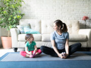 Yoga : une séance à la maison avec ses enfants