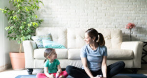 Yoga : une séance à la maison avec ses enfants