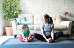 Yoga : une séance à la maison avec ses enfants