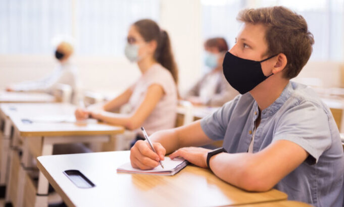 Fake news : le test salivaire à l’école utilisé pour récupérer nos données personnelles