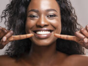 Cinq astuces pour garder les dents blanches naturellement