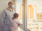 Omicron : même vaccinés, les cas contacts de personnes infectées doivent s’isoler