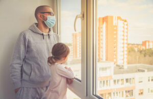 Omicron : même vaccinés, les cas contacts de personnes infectées doivent s’isoler