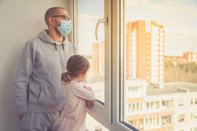 Omicron : même vaccinés, les cas contacts de personnes infectées doivent s’isoler