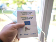 Faux pass sanitaires : des centaines d’enquêtes en cours