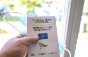 Faux pass sanitaires : des centaines d’enquêtes en cours