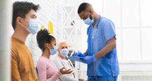 Coronavirus : 100.000 cas par jour pour le Conseil scientifique