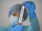 Omicron : les dernières études scientifiques confirment le risque moindre de complications