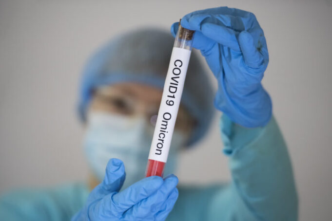 Omicron : les dernières études scientifiques confirment le risque moindre de complications