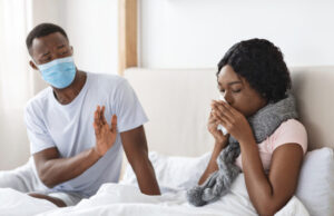 Covid-19 : pourquoi n’est-on pas contaminé alors que le conjoint est positif ?