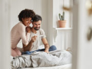 Fake news : les vaccins anti-Covid affectent-ils la fertilité ?