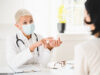 Covid-19 : faut-il garder le masque chez le médecin ou le dentiste?