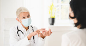 Covid-19 : faut-il garder le masque chez le médecin ou le dentiste?