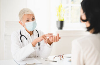 Covid-19 : faut-il garder le masque chez le médecin ou le dentiste?