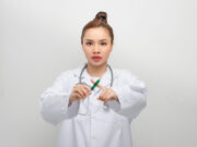 Covid-19 : la 4e dose est inutile chez les jeunes adultes