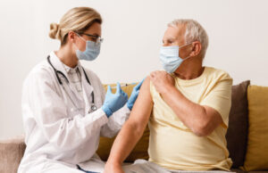 4e dose : pourquoi est-elle recommandée chez les plus de 65 ans à risque ?