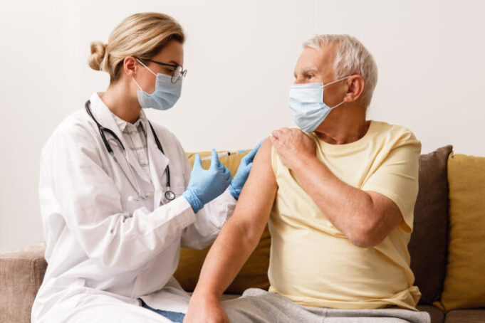 4e dose : pourquoi est-elle recommandée chez les plus de 65 ans à risque ?