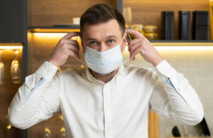 Masque en intérieur : Emmanuel Macron pourrait l’imposer de nouveau