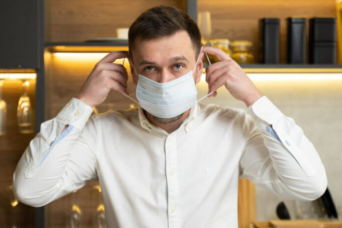 Masque en intérieur : Emmanuel Macron pourrait l’imposer de nouveau