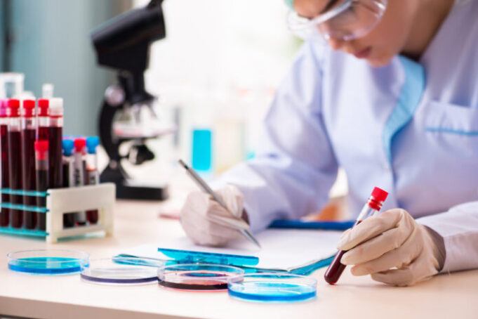 Pourquoi les scientifiques s’inquiètent des microplastiques présents dans le sang ?