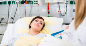 Covid-19 : seulement 1 patient hospitalisé sur 4 est rétabli un an après