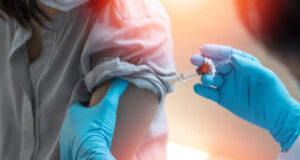 Les vaccins contre la Covid-19 affaiblissent-ils le système immunitaire ?