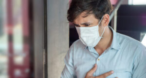 Covid-19 : deux fois plus de risque de problèmes respiratoires après une infection