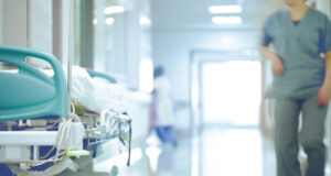 Crise à l’hôpital : quelles sont les premières mesures d’urgence ?