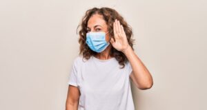 Vaccins Pfizer et Moderna : problèmes potentiels de surdité