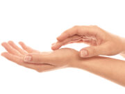 Cholestérol : connaissez-vous ce premier signe au niveau des mains ?