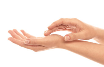 Cholestérol : connaissez-vous ce premier signe au niveau des mains ?