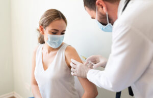 Quatrième dose : 5 millions de Français sont concernés, en faites-vous partie ?