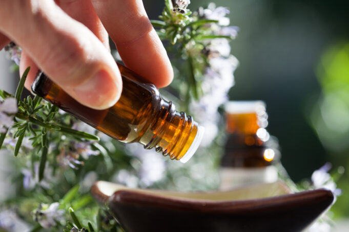 Les huiles essentielles indispensables en vacances