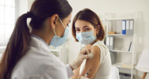 Vaccins anti-Covid : le risque de myocardite est faible avec Pfizer et Moderna