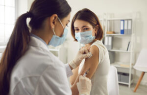 Vaccins anti-Covid : le risque de myocardite est faible avec Pfizer et Moderna