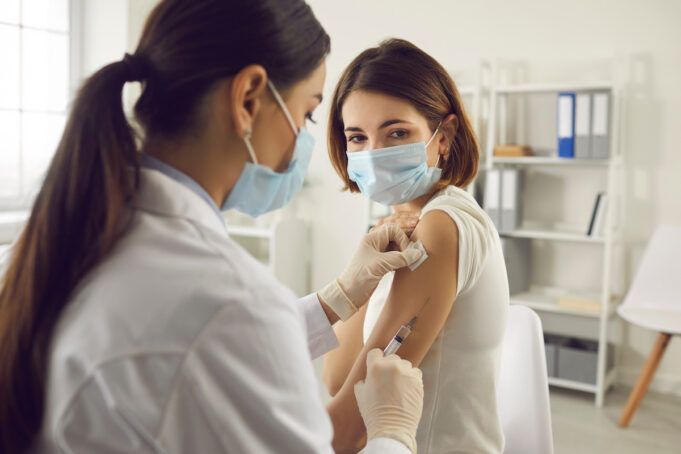 Vaccins anti-Covid : le risque de myocardite est faible avec Pfizer et Moderna