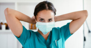 Covid-19 : quels hôpitaux maintiennent le masque obligatoire ?