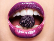 Se maquiller avec des fruits : c’est quoi cette nouvelle tendance ?