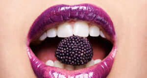 Se maquiller avec des fruits : c’est quoi cette nouvelle tendance ?