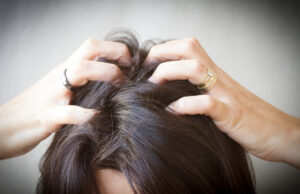 Au secours, les poux reviennent ! 4 remèdes naturels pour en venir à bout