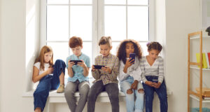 Obliger Instagram ou TikTok à protéger la santé des enfants, c’est possible ?