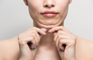 Quelques exercices du visage pour vous débarrasser de votre double menton