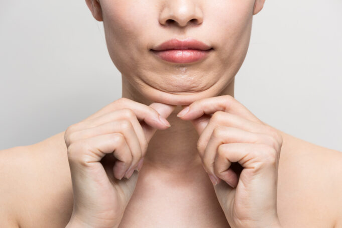 Quelques exercices du visage pour vous débarrasser de votre double menton