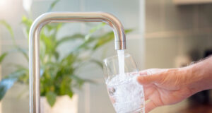 Faut-il arrêter de boire l’eau du robinet ?