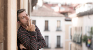 La solitude et le malheur font vieillir plus vite que la cigarette